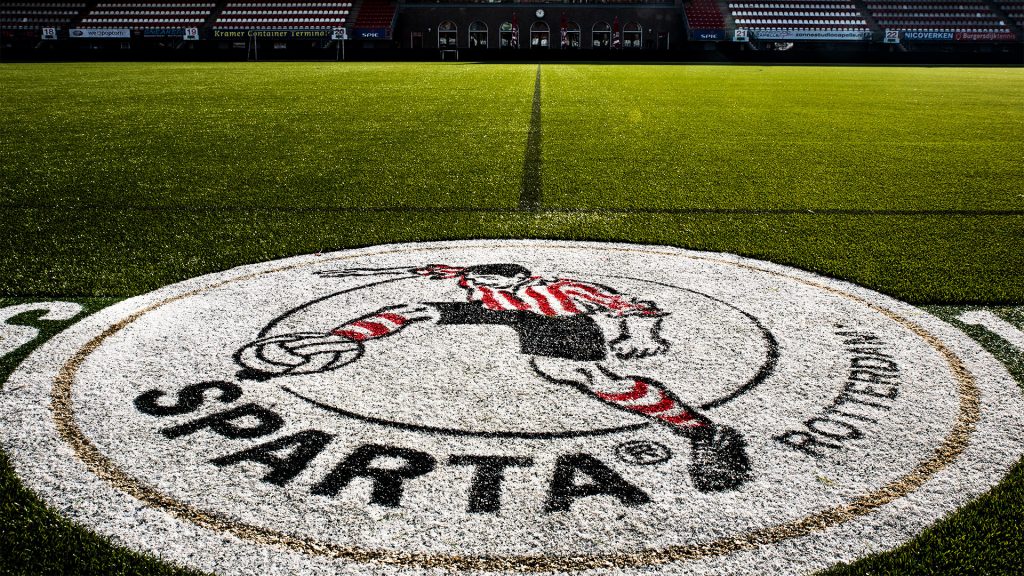 logo op speelveld Sparta